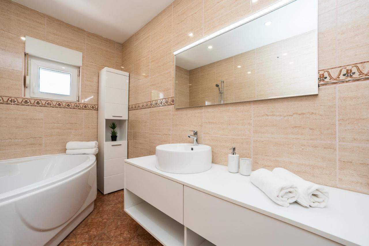 Apartmani Tomeri Starigrad Paklenica Dış mekan fotoğraf